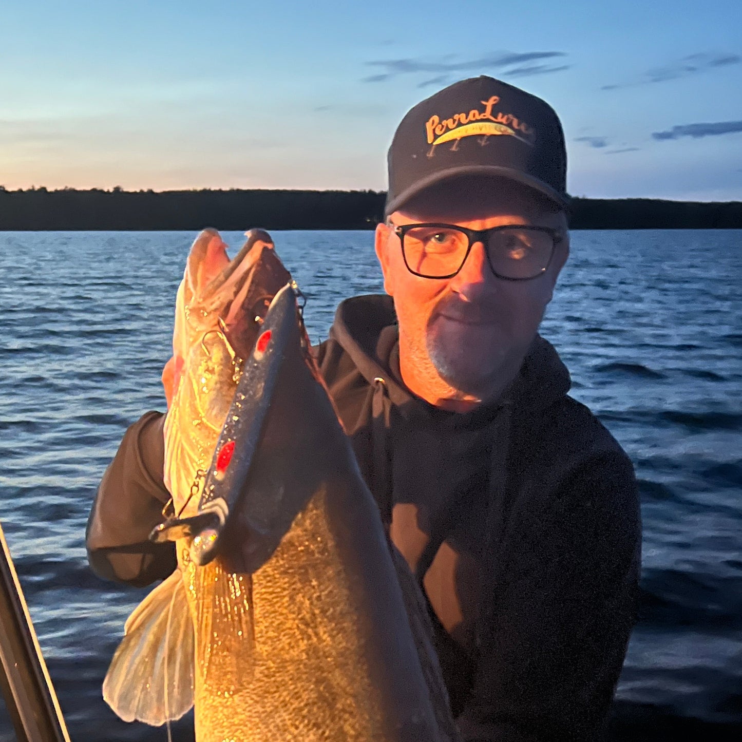 Per Perra Lures Sundström med en stor gös